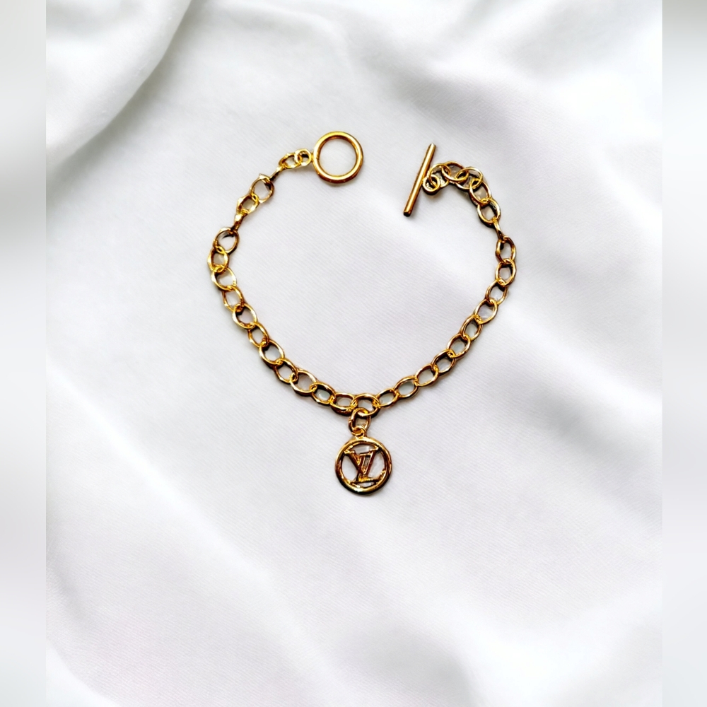 Round charm- on a stainless steel gold plated bracelet